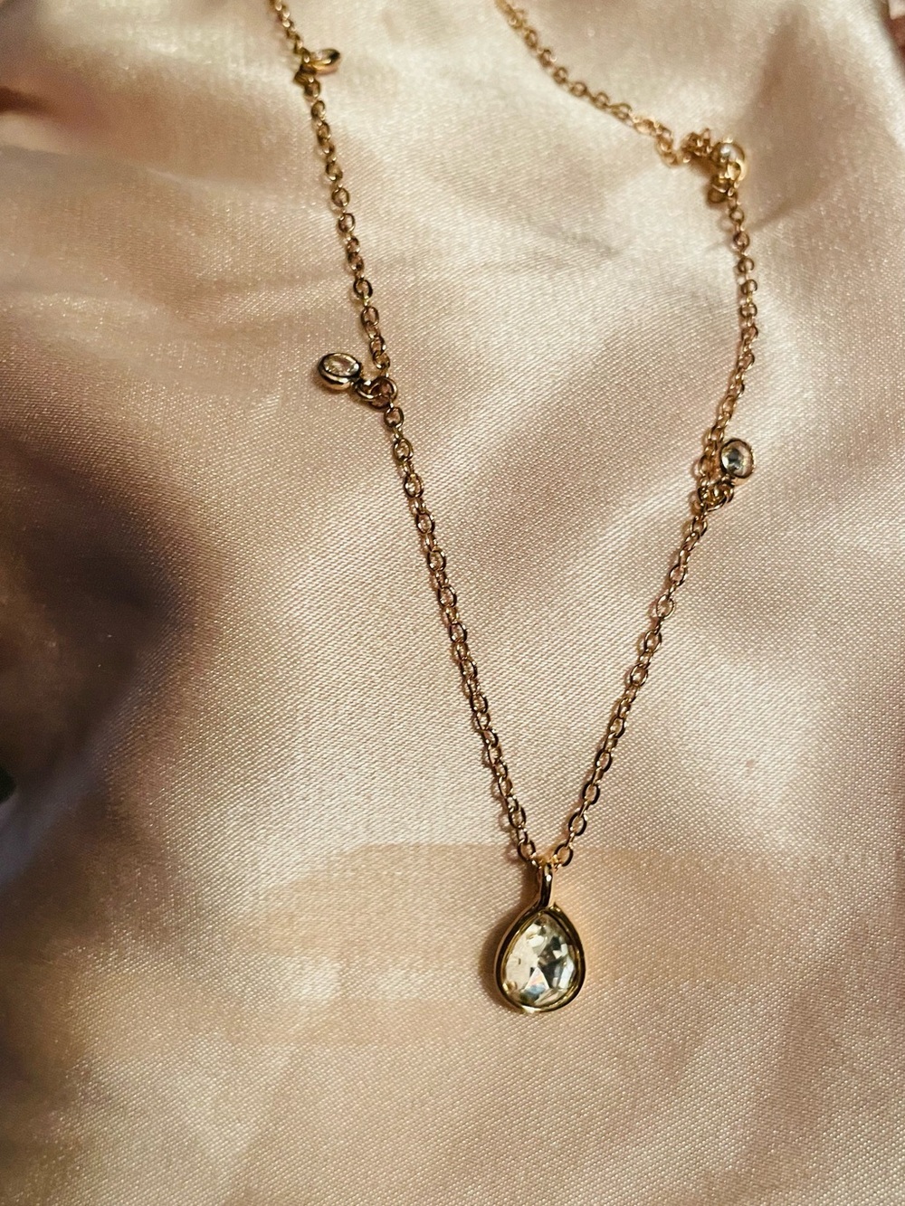 ETTIKA Dripping Crystals Drop Necklace 18k Gold Plated CZ w/Pouch *NWT* - Picture 4 of 16